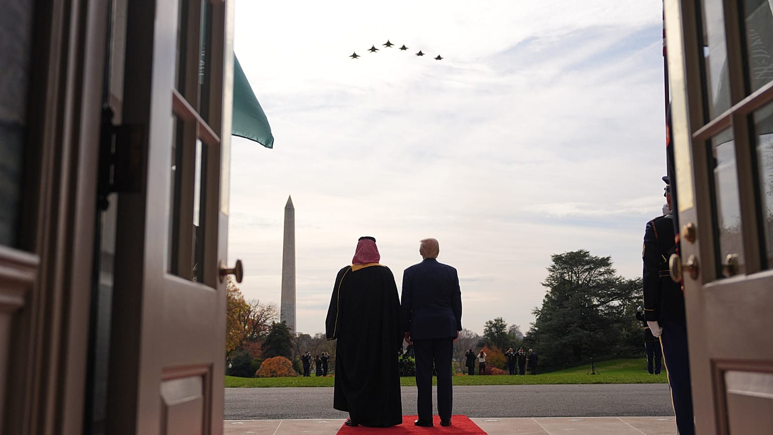 ترامب وبن سلمان يتابعان تحليق مقاتلات إف-35 وإف-15 خلال مراسم استقبال في الجهة الجنوبية من البيت الأبيض، الثلاثاء، 18 نوفمبر 2025، في واشنطن.