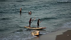 صيّادون في زورق مصنوع يدويًا يعودون إلى الشاطئ في مخيم الشاطئ بمدينة غزة، الثلاثاء، 18 نوفمبر 2025. 