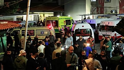 Ambulancias en el exterior de un hospital donde trasladaron a las víctimas del ataque israelí contra el campo de refugiados en Sidón, Líbano, martes 18 de noviembre de 2025.