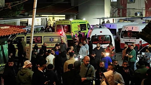 Des ambulances à l'extérieur d'un hôpital où ont été transportées les victimes de l'attaque israélienne qui a frappé le camp de réfugiés d'Ein el-Hilweh à Sidon, au Liban, mardi 18 novembre 2025.