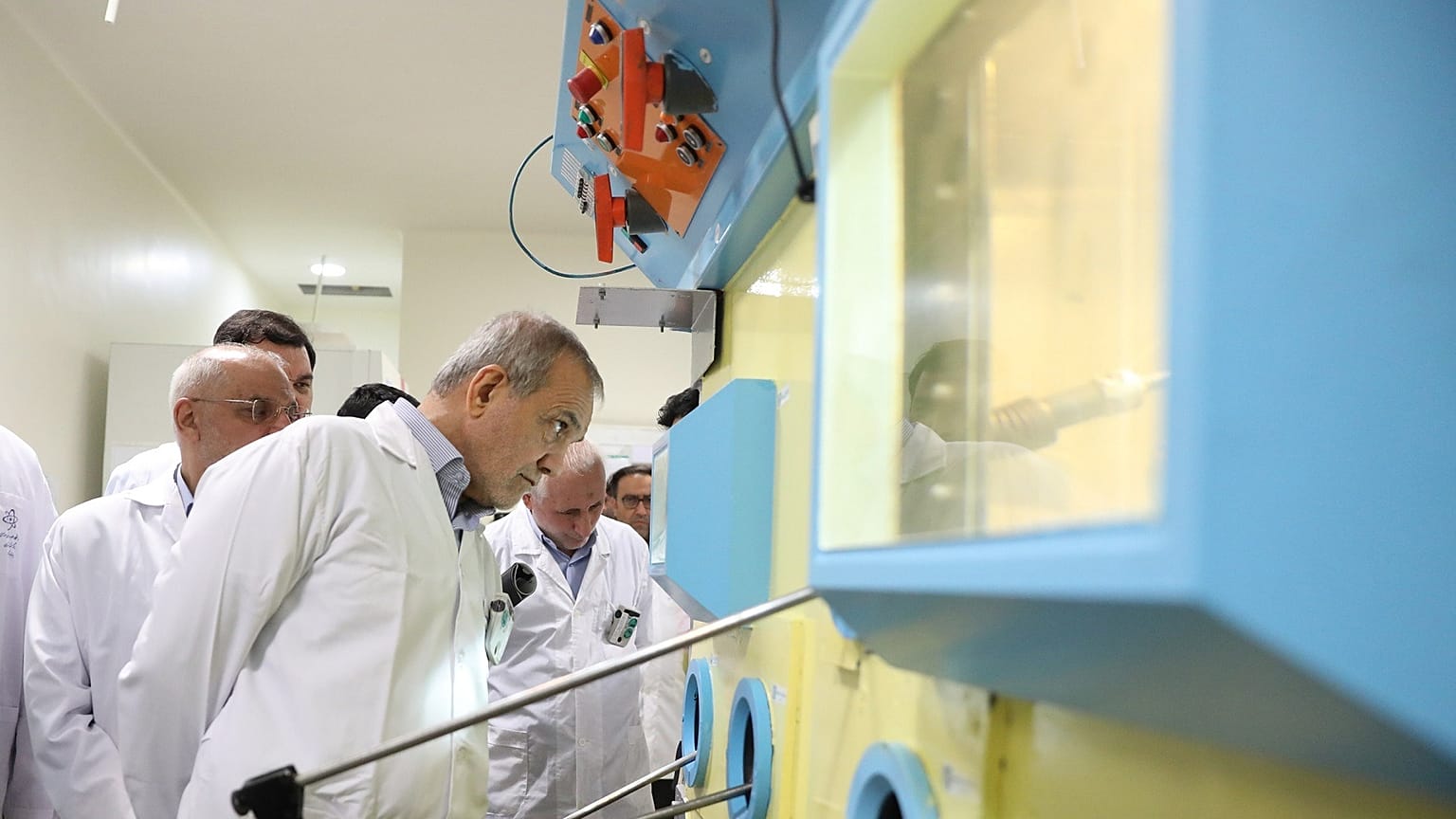 مسعود پزشکیان، رئیس جمهور ایران در حال بازدید از نمایشگاه هسته‌ای در تهران