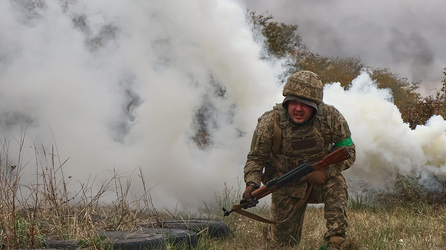 يشارك أحد المجنّدين في تدريبات داخل ميدان تدريب في منطقة زاباروجيا، أوكرانيا، السبت، 11 أكتوبر 2025. 