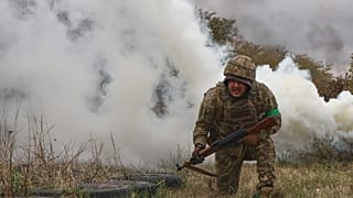 يشارك أحد المجنّدين في تدريبات داخل ميدان تدريب في منطقة زاباروجيا، أوكرانيا، السبت، 11 أكتوبر 2025. 