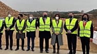 José Luis Ábalos (segundo por la derecha) y la expresidenta de La Rioja (derecha) en las obras de la Variante de Logroño (A-68) con empleados de Acciona en marzo de 2021