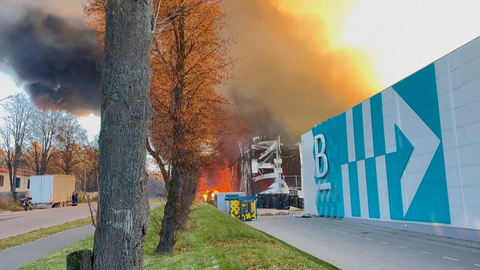 Eine Lagerhalle steht nach einem russischen Drohnenangriff in Flammen, Lwiw, Ukraine, 19. November 2025
