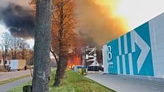Armazém em chamas após ataque com drone russo, Lviv, Ucrânia, 19 nov. 2025