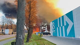 Un entrepôt en feu après une attaque de drone russe, Lviv, Ukraine, 19 novembre 2025