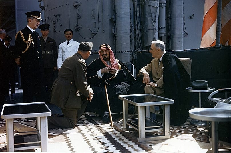 Abdulaziz szaúdi király és FDR a USS Quincy fedélzetén, 1945 február 14.