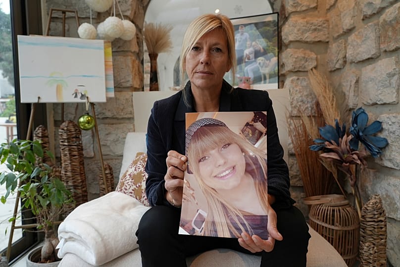 Stephanie Mistre tient une photo de sa fille, Marie Le Tiec, une adolescente décédée par suicide en 2021, le 10 décembre 2024 à Cassis, en France.