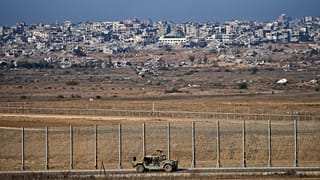 تتحرّك آلية تابعة للجيش الإسرائيلي على طول حدود قطاع غزة، كما يظهر من إحدى مناطق جنوبي إسرائيل، الثلاثاء، 18 نوفمبر 2025. 