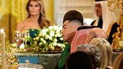 Cristiano Ronaldo (ortada), Beyaz Saray'ın Doğu Odası'nda Başkan Donald Trump ve Suudi Arabistan Veliaht Prensi Muhammed bin Selman ile akşam yemeğine katılıyor