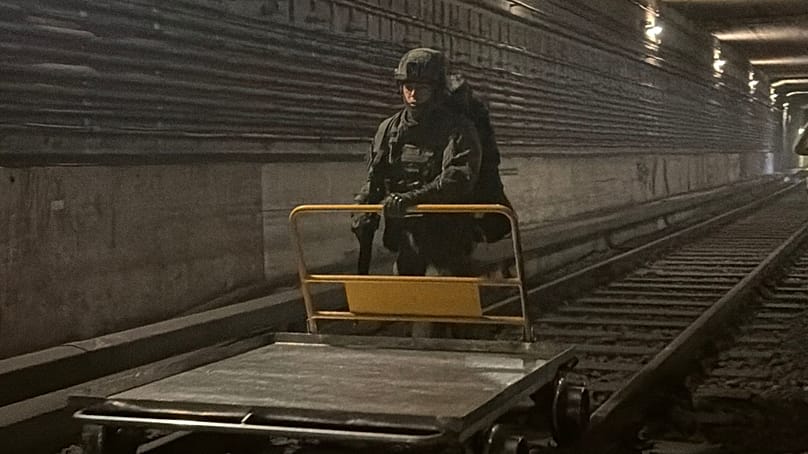 Ein Soldat auf dem Weg zum angegriffenen Zug