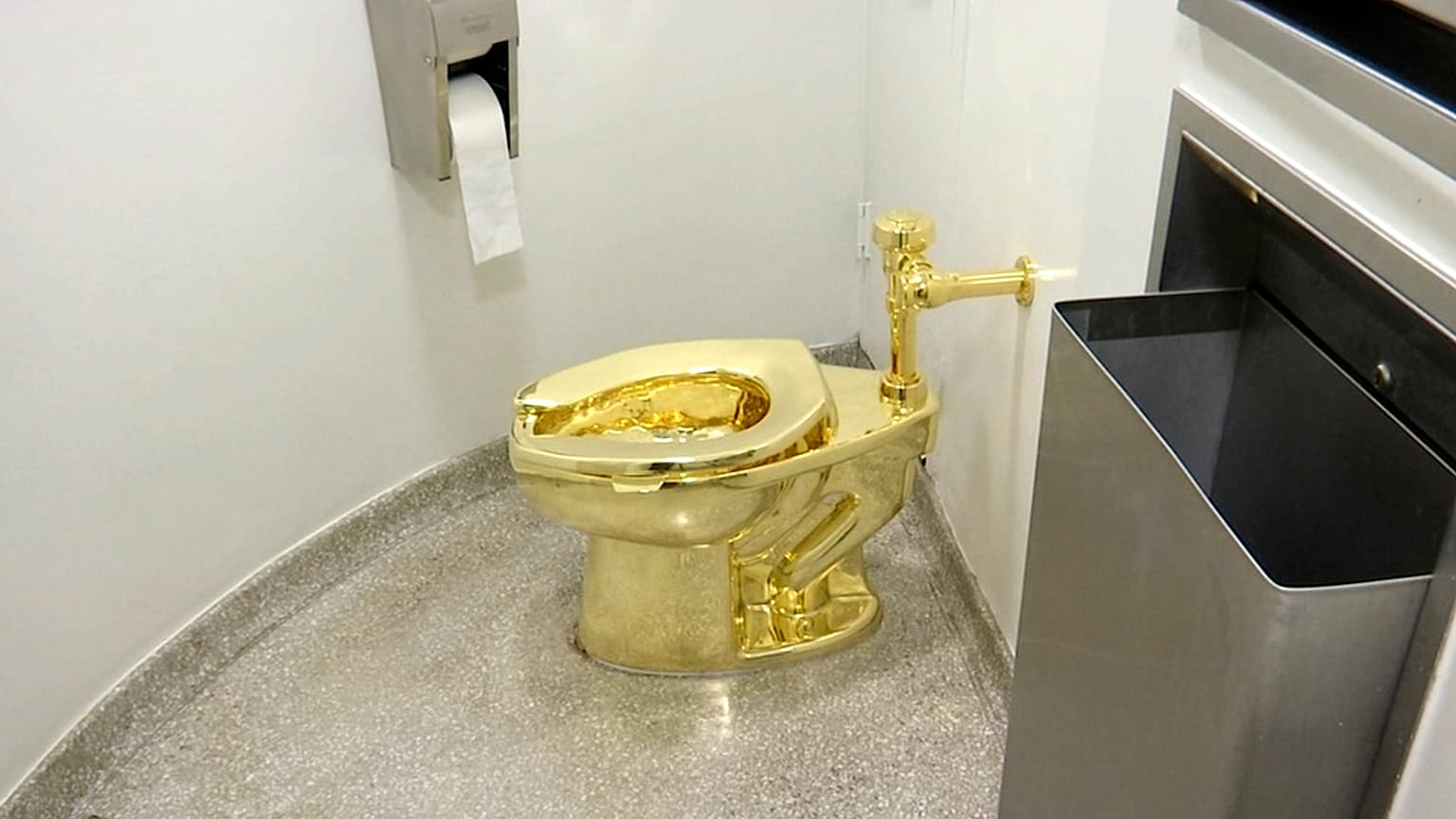 Una imagen de archivo del 16 de septiembre de 2016 muestra el inodoro de 18 quilates, titulado "America", de Maurizio Cattelan, en el baño del Museo Guggenheim de Nueva York.