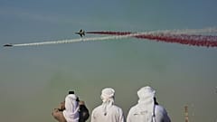  Birleşik Arap Emirlikleri Hava Kuvvetleri'nin akrobasi gösteri ekibi Fursan Al Emarat'ın Dubai Air Show sırasında fotoğraflarını çeken Emirlikli erkekler. 18 Kasım 2025.