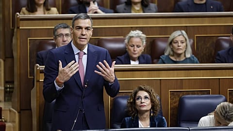 Pedro Sánchez addresses the head of the parliamentary opposition, Alberto Núñez Feijoó, during the plenary session of this Wednesday 19