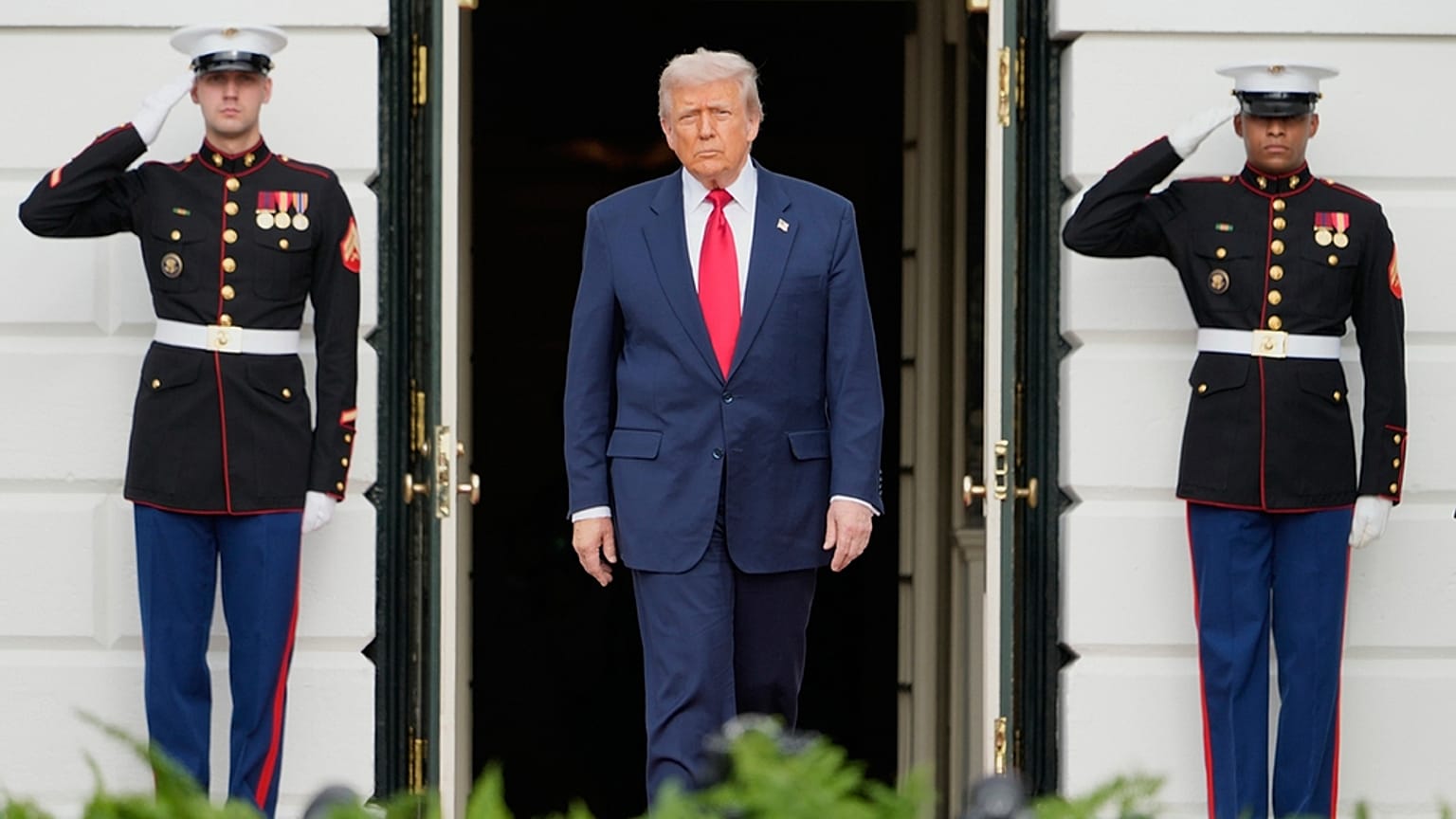 الرئيس دونالد ترامب ينتظر استقبال ولي العهد السعودي محمد بن سلمان في البيت الأبيض، يوم الثلاثاء 18 نوفمبر 2025، في واشنطن. (تصوير: مارك شيفلبين/أسوشيتد برس)