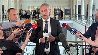 Zdjęcie archiwalne. Jacek Dobrzyński rzecznik prasowy ministra koordynatora służb specjalnych na konferencji w Sejmie, 6.04.2025 r.