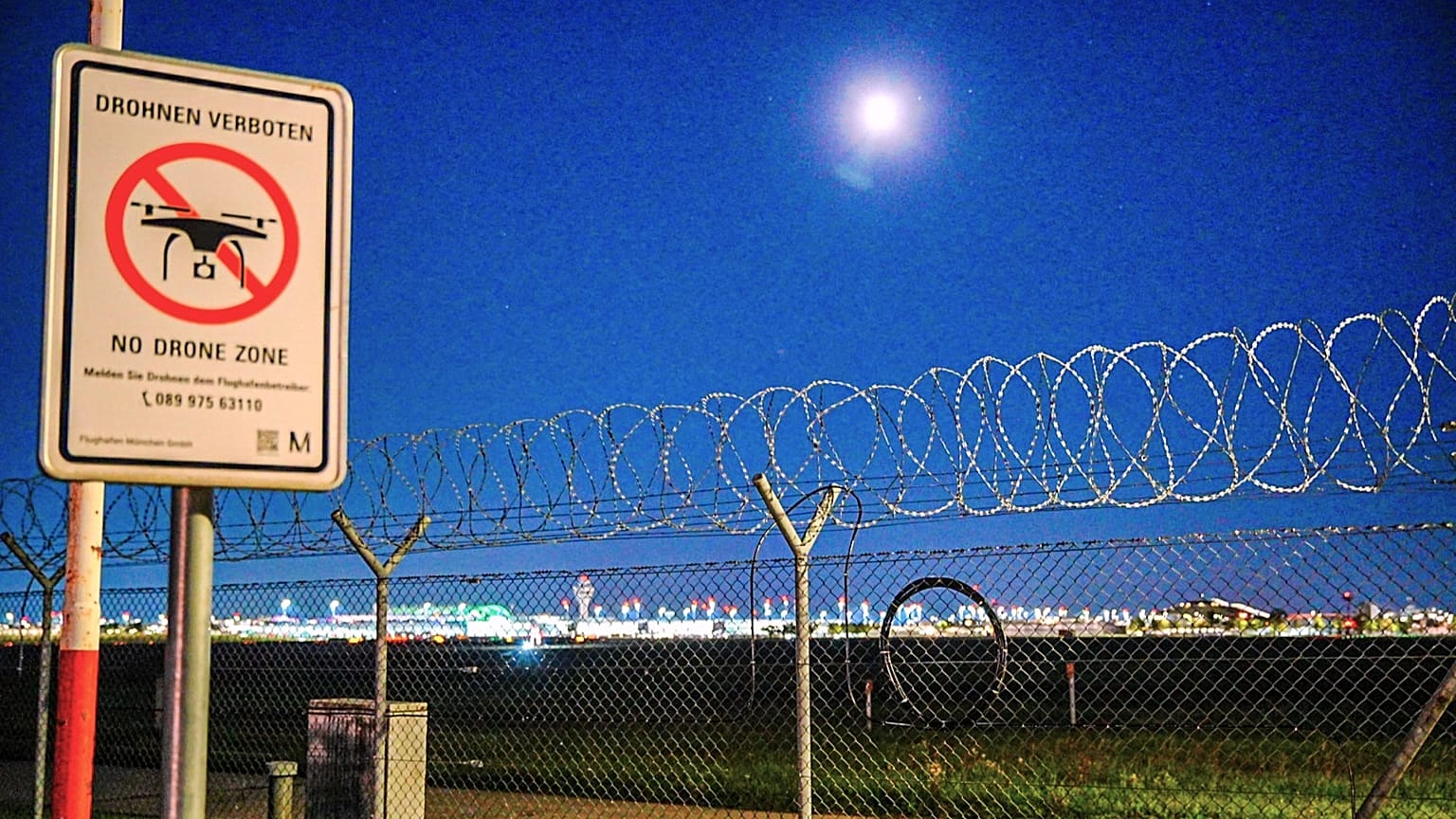 Un cartello che vieta i droni all'aeroporto di Monaco di Baviera, 3 ottobre 2025