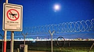 Un cartello che vieta i droni all'aeroporto di Monaco di Baviera, 3 ottobre 2025