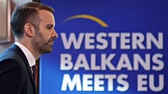 FILE: Milojko Spajic montenegrói miniszterelnök egy transzparens mellett sétál a Nyugat-Balkán találkozik az EU-val, növekedési terv a világbéke számára - vezetői találkozó során, Szkopjéban, 2024. január 22-én.
