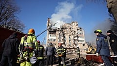 أخمدت فرق الإنقاذ حريقًا في مبنى سكني تضرر جراء غارة روسية على مدينة تيرنوبل في أوكرانيا، يوم الأربعاء 19 نوفمبر/تشرين الثاني 2025. 