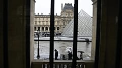 Paris'teki Le Louvre müzesine girmek için kuyrukta bekleyen insanlar, 19 Kasım, 2025