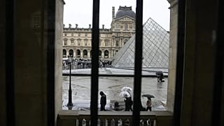 People queue to enter Le Louvre museum in Paris, 19 November, 2025