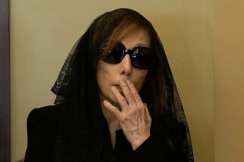 فيروز، خلال جنازة نجلها زياد الرحباني في إحدى كنائس بلدة بكفيا في جبل لبنان، يوم الاثنين، 28 يوليو/تموز 2025. 