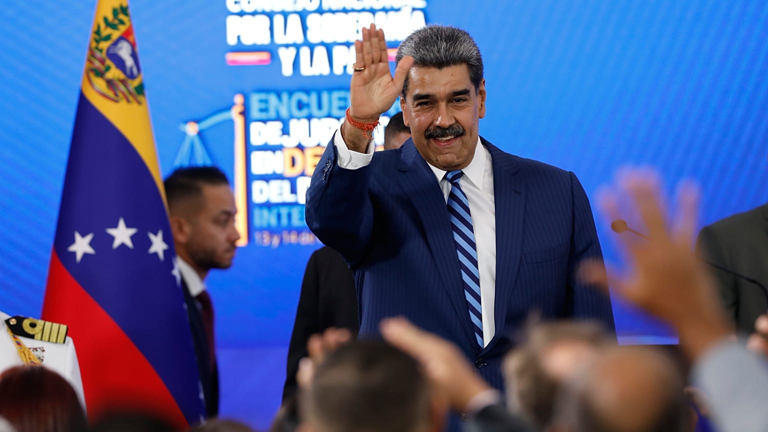El presidente de Venezuela, Nicolás Maduro, saluda al término de una conferencia sobre derecho internacional en Caracas, Venezuela, el viernes 14 de noviembre de 2025.