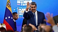 El presidente de Venezuela, Nicolás Maduro, saluda al término de una conferencia sobre derecho internacional en Caracas, Venezuela, el viernes 14 de noviembre de 2025.