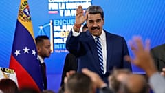 الرئيس الفنزويلي نيكولاس مادورو يلوح بيده في نهاية مؤتمر حول القانون الدولي في كاراكاس، فنزويلا، الجمعة 14 نوفمبر/تشرين الثاني 2025.