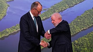 Ungelenke Begrüßung: Merz und Silva - noch bevor der Bundeskanzler den brasilianischen Präsidenten mit seiner Aussage verärgert hat