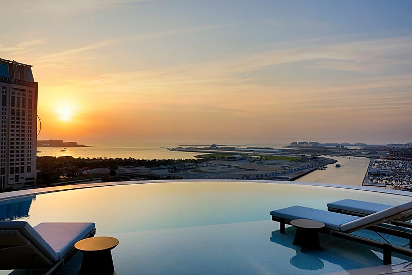 Há uma piscina infinita exterior virada para o oceano no piso 76, uma das mais altas do mundo.