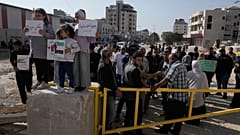 فلسطينيون نازحون يتجمعون خلال مظاهرة تطالب بالعودة إلى منازلهم في مخيم نور شمس للاجئين في مدينة طولكرم بالضفة الغربية، الثلاثاء، 18 نوفمبر 2025.