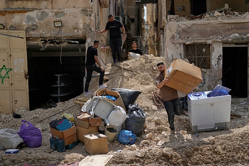 Residentes del ahora evacuado campo de refugiados de Tulkarem vuelven a recoger sus pertenencias antes de la destrucción de sus hogares, viernes 2 de mayo de 2025.