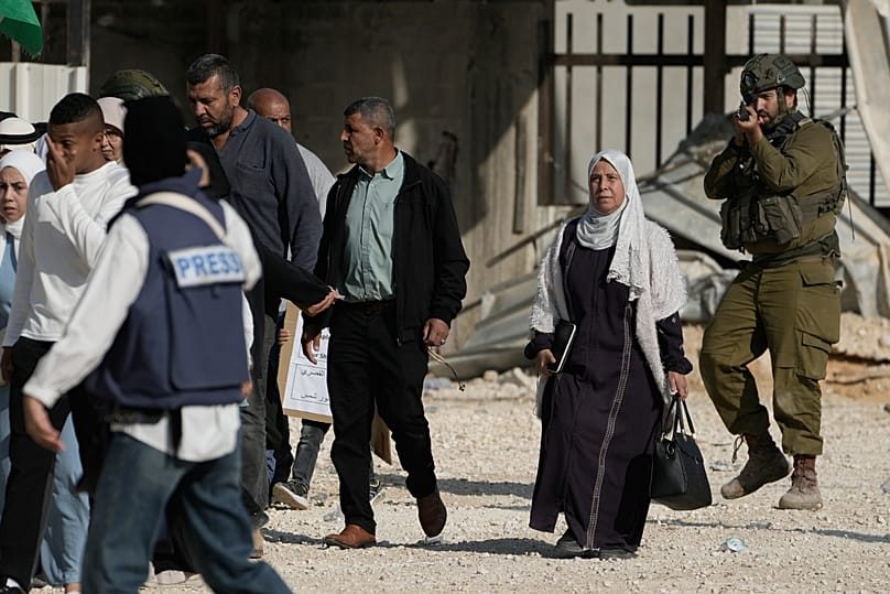 Un soldado israelí apunta con su arma en una protesta que pide el regreso de los palestinos desplazados a sus casas en el campo de refugiados de Nur Shams, 18 de noviembre de 2025.