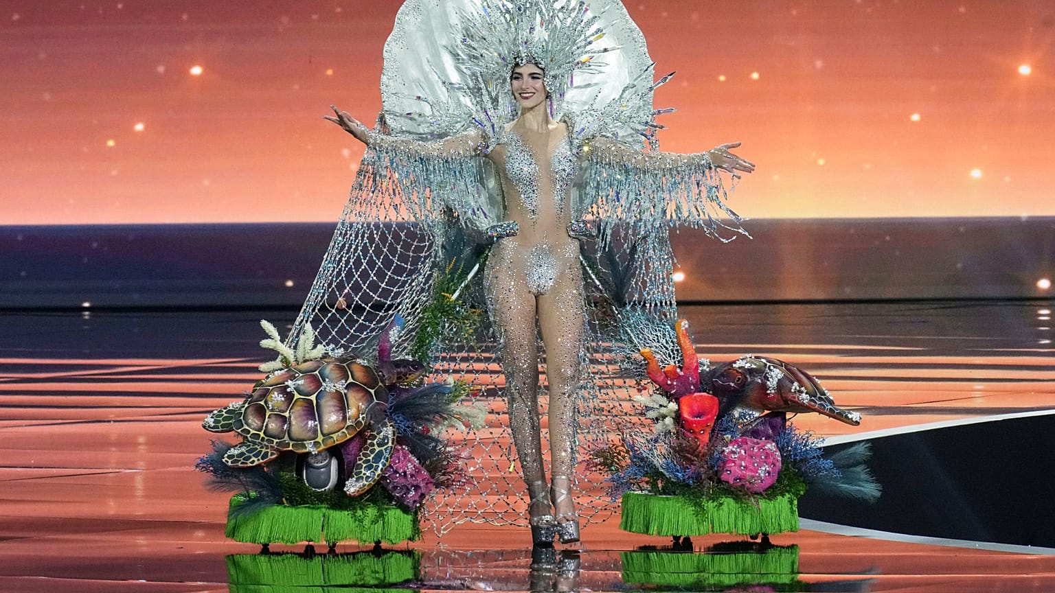 Miss Venezuela Stephany Abasali, 19 Kasım Çarşamba günü Tayland'ın Nonthaburi eyaletindeki Miss Universe güzellik yarışmasındaki ulusal kostüm yarışmasında yarışıyor.