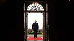 Donald Trump, Suudi Arabistan Veliaht Prensi Muhammed bin Selman'ı Beyaz Saray'da karşılamaya hazırlanırken, 18 Kasım 2025