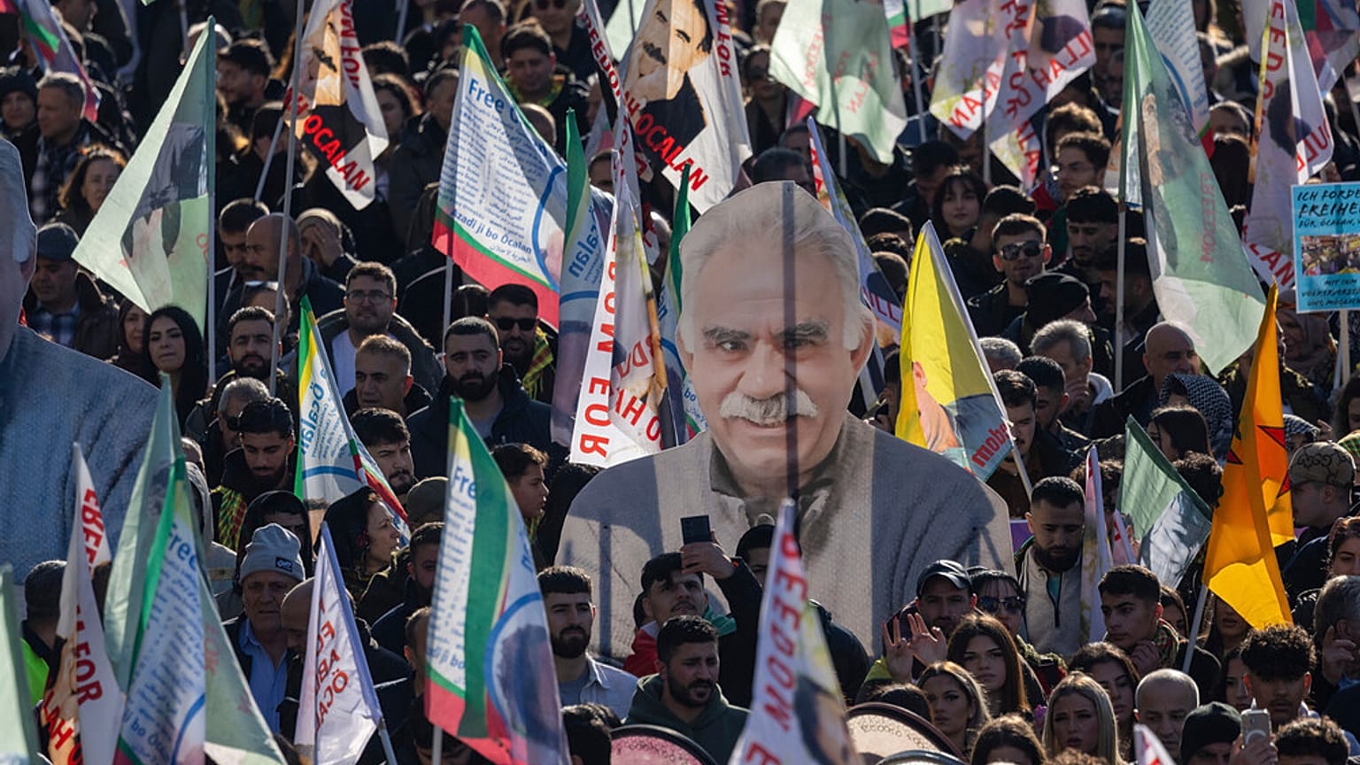 المتظاهرون يحملون أعلامًا وصورة لعبد الله أوجلان خلال المشاركة في التجمع الكردي "الحرية لعبد الله أوجلان" في كولونيا بألمانيا، يوم السبت 8 نوفمبر 2025. 