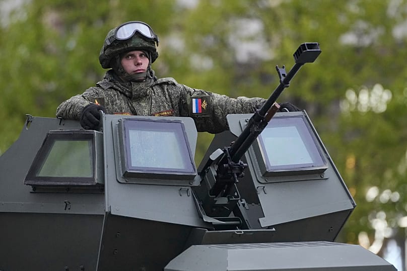 Russischer Soldat blickt aus einem Militärfahrzeug bei der Probe für die Militärparade zum Tag des Sieges in Moskau, Russland, am 29. April 2025