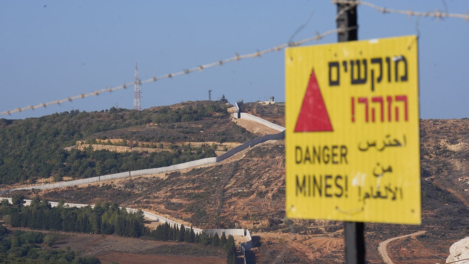  جدار يفصل بين الأراضي الفلسطينية من جهة، والأراضي اللبنانية من جهة أخرى.