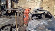 Bir ilk yardım görevlisi, Lübnan'da hava saldırıları sonrası hasar gören bir aracı incelerken, 19 Kasım 2025