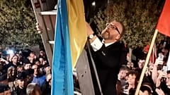 Φωτογραφία αρχείου. Ο ακροδεξιός ευρωβουλευτής Grzegorz Braun αφαιρεί τη σημαία της Ουκρανίας από το δημαρχείο της Biała Podlaska, 30.04.2025. 
