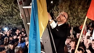 Foto d'archivio. L'eurodeputato di estrema destra Grzegorz Braun rimuove la bandiera dell'Ucraina dal municipio di Biała Podlaska, 30.04.2025. 