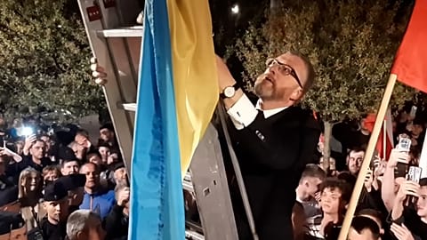 Φωτογραφία αρχείου. Ο ακροδεξιός ευρωβουλευτής Grzegorz Braun αφαιρεί τη σημαία της Ουκρανίας από το δημαρχείο της Biała Podlaska, 30.04.2025. 