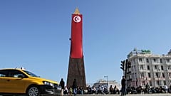الساعة العامة في المدينة مغطاة بعلم تونس كجزء من الاحتفالات، بمناسبة الذكرى الثانية للثورة، في تونس، يوم الأحد 13 يناير 2013.