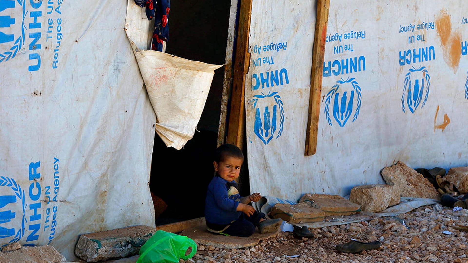 صورة تعبيرية طفل سوري لاجئ يجلس خارج خيمة عائلته في مخيم للاجئين السوريين بمدينة بعلبك شرقي لبنان