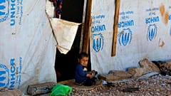 صورة تعبيرية طفل سوري لاجئ يجلس خارج خيمة عائلته في مخيم للاجئين السوريين بمدينة بعلبك شرقي لبنان