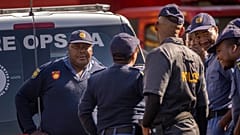 Polis memurları Johannesburg'da bir bölgede beklerken, 31 Ağustos 2023