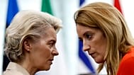 Ursula Von der Leyen, presidenta de la Comisión, y Roberta Metsola, presidenta del Parlamento, discuten en una foto de archivo durante una sesión en Estrasburgo de 2023